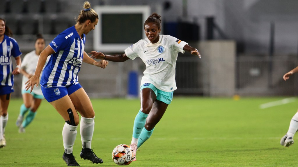 Fort Lauderdale United midfielder Sn'Nia Gordon dribbles up the field in the match against DC Power FC on September 13, 2024 at Audi Field in Washington, D.C.